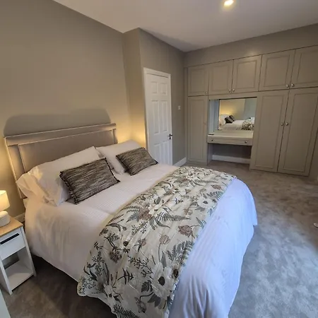 Luxurious Mews In Location