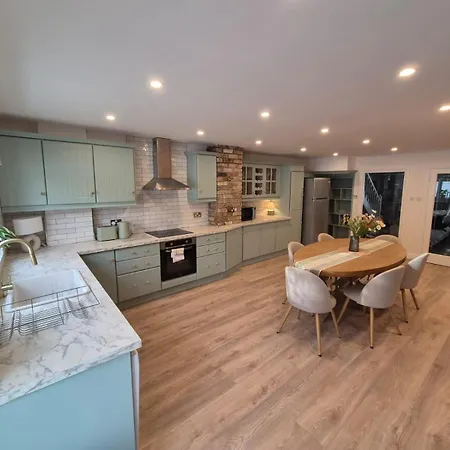 Luxurious Mews In Location Semesterbostad