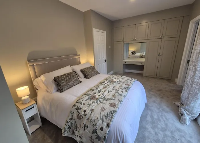 Luxurious Mews In Location