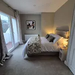 Luxurious Mews In Location Semesterbostad *