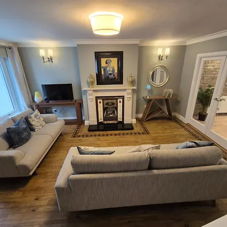 Luxurious Mews In Location Holiday home *