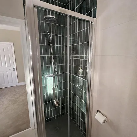 Luxurious Mews In Location
