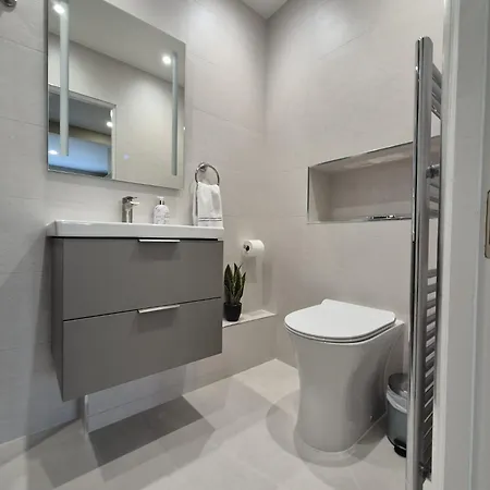 Luxurious Mews In Location *