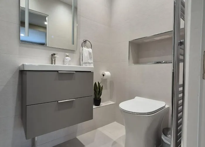 Luxurious Mews In Location *